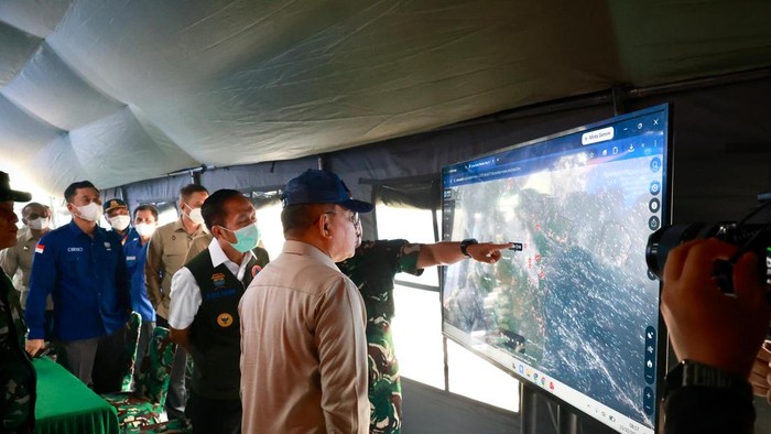 Menko Polkam RI, Jenderal TNI (Purn) Dudung Abdurachman, meninjau posko dan lokasi karhutla di Kecamatan Sematang Borang, Palembang.