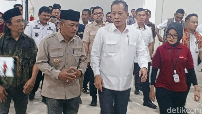 Menkop Ferry Juliantono meninjau KDMP Sambiroto, Kecamatan Baron, Nganjuk.