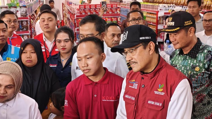Menteri Sosial Saifullah Yusuf saat di Koperasi Desa Merah Putih (KDMP) di Desa Sidorejo, Kecamatan Deket, Lamongan