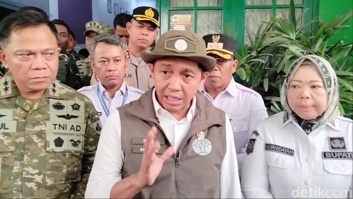 Menteri Kehutanan (Menhut) Raja Juli Antoni (tengah).