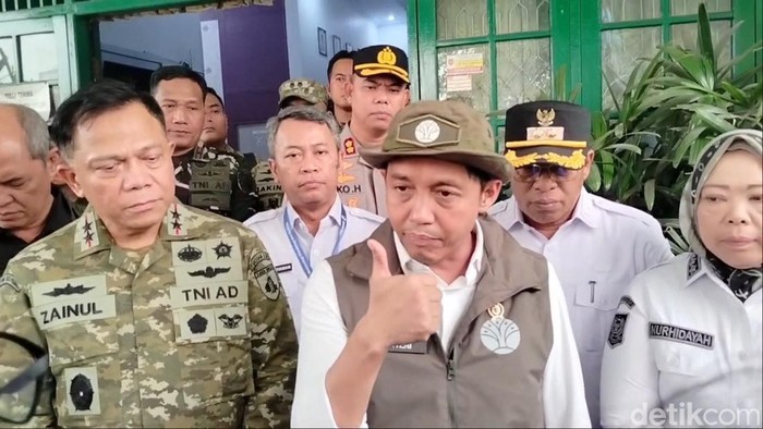 Menteri Kehutanan (Menhut) Raja Juli Antoni (tengah)