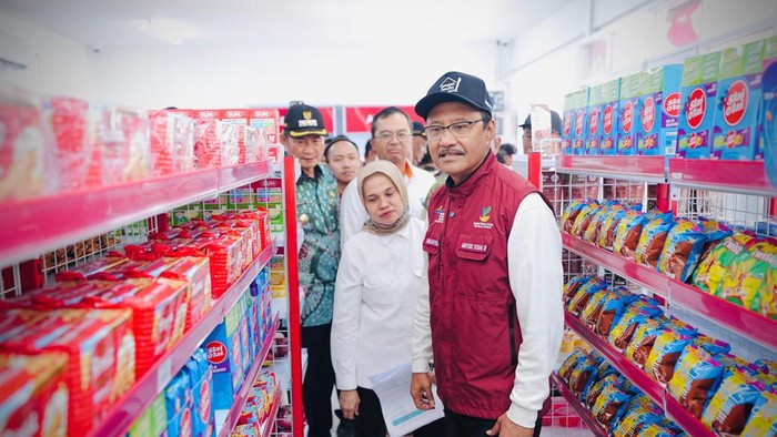 Menteri Sosial Saifullah Yusuf  saat meninjau KDMP di Lamongan
