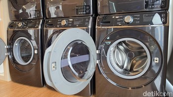 Mesin cuci terbaru Samsung untuk segmen business-to-business (B2B) memiliki kapasitas 18 kg. Pada mode normal, proses pencucian dapat selesai dalam waktu 36 menit. Sementara mode heavy duty yang dirancang untuk pencucian lebih intensif membutuhkan waktu sekitar 50 menit. Foto: Panji Saputro/detikINET