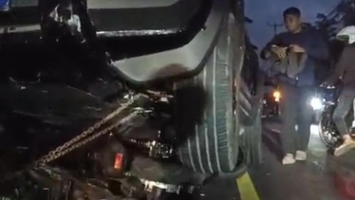 Warga saat berupaya melakukan evakuasi korban kecelakaan yang terjadi di Desa Penyaringan, Kecamatan Mendoyo, Kabupaten Jembrana, Kamis (15/10/2026).