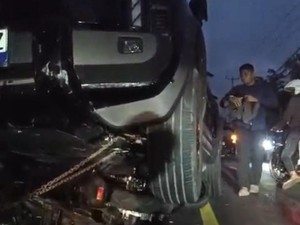 Video: Mobil Listrik Tabrak Atrean BBM di Jembrana, 8 Motor Ringsek