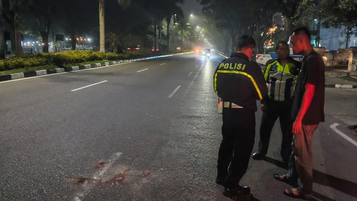 Polisi saat cek lokasi tabrakan.