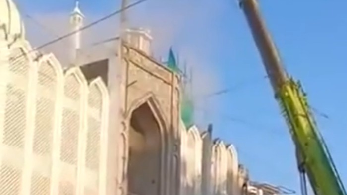 Momen runtuhnya menara sebuah masjid berusia ratusan tahun di Kota Ujjain, India.