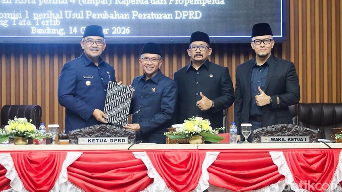 Paripurna penetapan Perda Perusahaan Perseroan Daerah Bank Perekonomian Rakyat Kota Bandung.