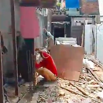 Pasutri lansia di Jakarta Timur 'terkurung' di rumahnya. Kakek dan nenek tersebut tak bisa ke mana-mana karena akses jalan akan ditutup tembok warga. (dok Pemkot Jaktim)