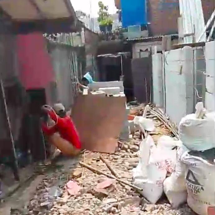 Pasutri lansia di Jakarta Timur 'terkurung' di rumahnya. Kakek dan nenek tersebut tak bisa ke mana-mana lantaran akses jalan bakal ditutup tembok warga. (dok Pemkot Jaktim)