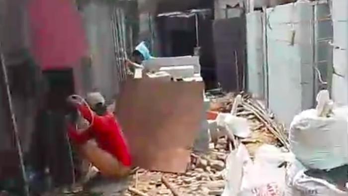 Pasutri lansia di Jakarta Timur terkurung di rumahnya. Kakek dan nenek tersebut tak bisa ke mana-mana karena akses jalan akan ditutup tembok warga. (dok Pemkot Jaktim)