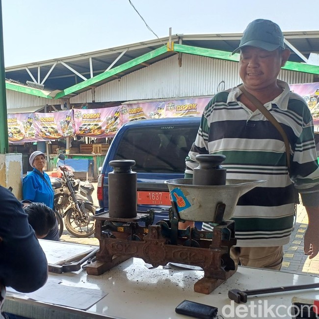 Tera Ulang Timbangan di Pasar Siwalankerto, Pedagang Bisa Servis Gratis