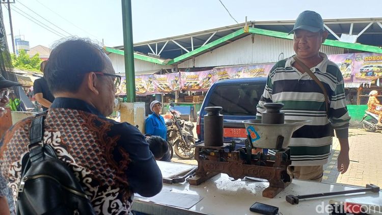 Tera Ulang Timbangan di Pasar Siwalankerto, Pedagang Bisa Servis Gratis