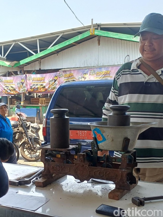 Tera Ulang Timbangan di Pasar Siwalankerto, Pedagang Bisa Servis Gratis