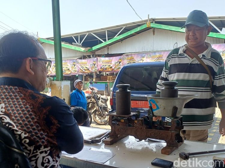 Tera Ulang Timbangan di Pasar Siwalankerto, Pedagang Bisa Servis Gratis