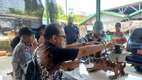 Petugas juga menyediakan layanan perbaikan timbangan secara gratis bagi pedagang yang alat ukurnya bermasalah.