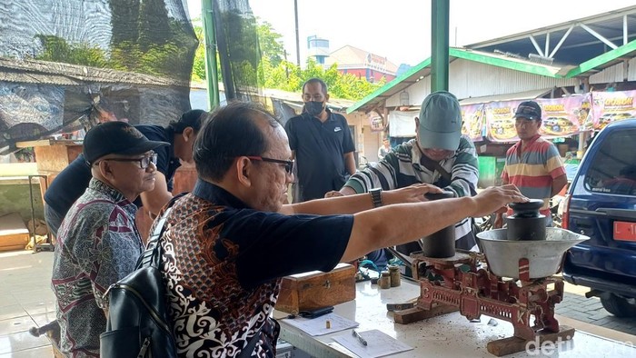 Pedagang Pasar Siwalankerto Sambut Positif Sidang Tera Ulang oleh Dinkopumdag Surabaya