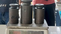 Dalam kegiatan tersebut, petugas memeriksa 21 unit timbangan meja dan elektronik serta 81 unit anak timbangan. Dari pemeriksaan itu, sekitar 7-8 timbangan diketahui tidak memenuhi standar. 