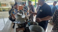 Kegiatan tersebut mendapat sambutan antusias dari para pedagang. 