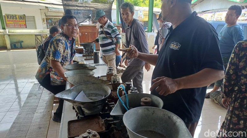 Pedagang Pasar Siwalankerto Sambut Positif Sidang Tera Ulang oleh Dinkopumdag Surabaya