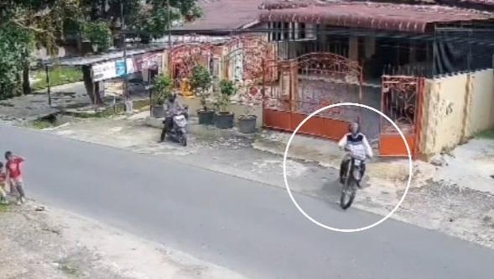 Pelaku saat mencuri motor dari rumah Kadinsos Medan. (Tangkapan layar media sosial)