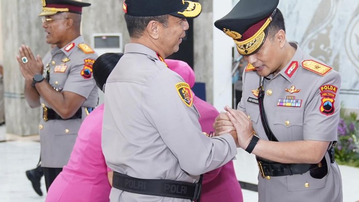 Kapolda Jawa Tengah Irjen Pol Roy Hardi Siahaan melantik Brigjen Pol Andi Herindra Rahmawan sebagai wakapolda, Kamis (15/10/2026).