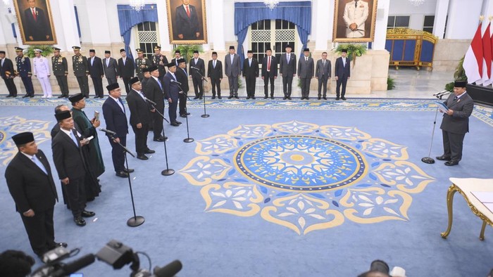 Letjen TNI Richard Tampubolon (kedua kanan) dan Marsekal Madya TNI Yusuf Jauhari mengucapkan sumpah saat dilantik menjadi Wakil Menteri Pertahanan oleh Presiden Prabowo Subianto di Istana Negara, Jakarta, Kamis (15/10/2026). Letjen TNI Richard Tampubolon dilantik menjadi Wamenhan bidang Strategi, Doktrin, dan Pembangunan Kekuatan serta Marsekal Madya TNI Yusuf Jauhari dilantik menjadi Wamenhan Bidang Logistik, Industri Pertahanan, dan Teknologi. ANTARA FOTO/Hafidz Mubarak A/nym.