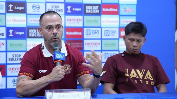 Pelatih Java United, Fabio Lefundes, dalam sesi jumpa pers jelang lawan Bali United di Semarang, Kamis (15/10/2026).