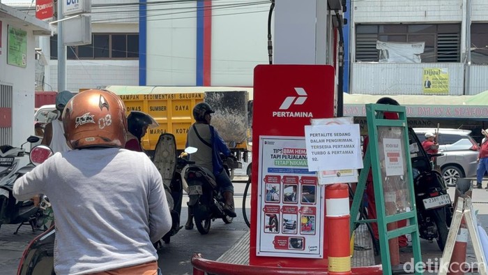 Pemberitahuan Pertalite masih dalam pengiriman di SPBU Jalan Arjuno dan antrean isi Pertalite di SPBU Diponegoro.