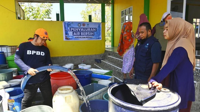 Pemprov Sulsel salurkan air bersih untuk warga Kota Makassar.