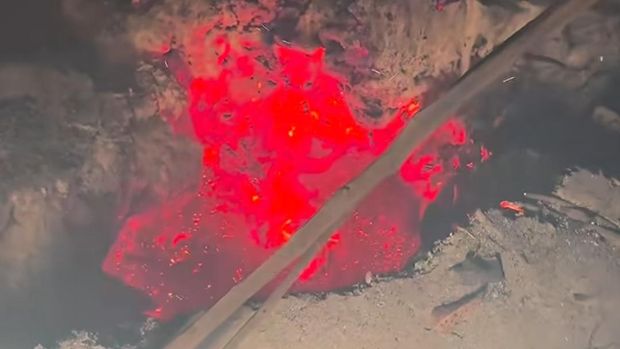 Penampakan lubang api bawah tanah gambut akibat kebakaran hutan dan lahan (karhutla) di Kalimantan
