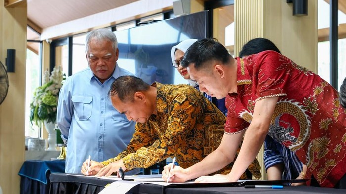 Penandatanganan Perjanjian Kerja Sama (PKS) proyek Kerja Sama Pemerintah dan Badan Usaha (KPBU)