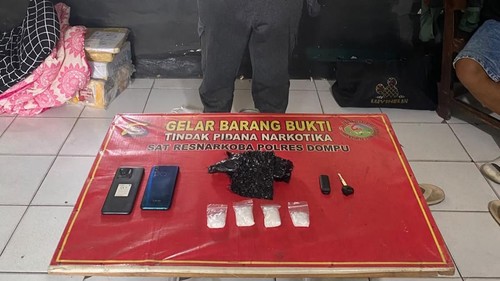 Pengedar sabu inisial F dan barang bukti kejahatannya di Mapolres Dompu, Rabu (14/10/2026). (Dok. Polres Dompu)