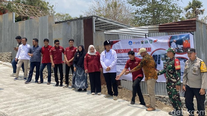 Peresmian jalan rabat beton di Parepare yang terbuat dari semen hasil pengolahan hasil tani yang diinisiasi Unhas.