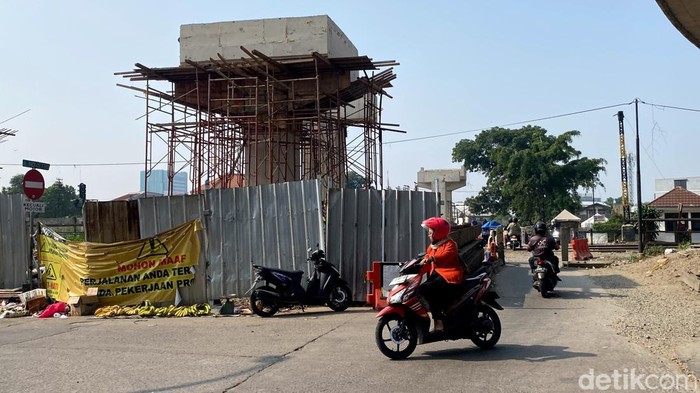 Perlintasan kereta di kawasan Ciroyom, Kota Bandung.