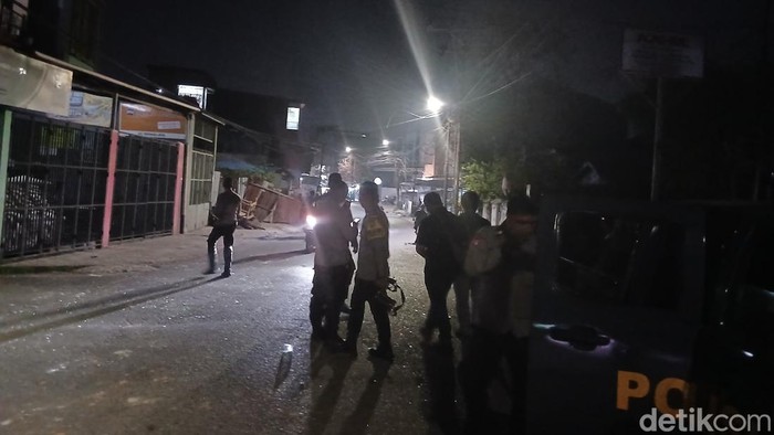 Personel Polsek Makassar melakukan pengamanan tawuran 2 Kelompok warga di Jalan Ablam.