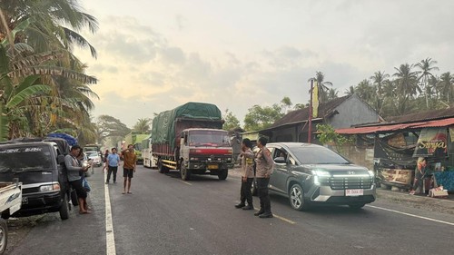 Personel Polsek Selemadeg Barat mengatur lalulintas lantaran adanya truk mogok disertai antrean BBM di Tabanan, pada Kamis (15/10/2026). (istimewa)