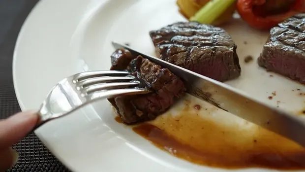 Pesan Steak Mahal Rp538 Ribu tapi Malah Dikasih Sirloin, Pria Ini Protes!