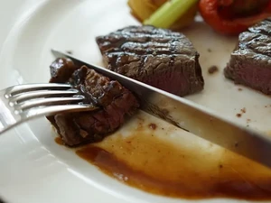 Pesan Steak Mahal Rp538 Ribu tapi Malah Dikasih Sirloin, Pria Ini Protes!