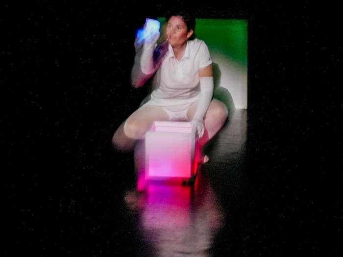 Kelompok teater asal Prancis, Compagnie Succursale 101, menghadirkan pertunjukan Petit-Bleu et Petit-Jaune di Komunitas Salihara Arts Center, Pasar Minggu, Jakarta Selatan, Kamis (15/10/2026). Pertunjukan ini memadukan seni teater dengan permainan boneka dalam sebuah kisah tentang persahabatan dan penerimaan identitas baru.