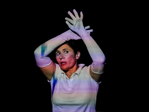 Kelompok teater asal Prancis, Compagnie Succursale 101, menghadirkan pertunjukan Petit-Bleu et Petit-Jaune di Komunitas Salihara Arts Center, Pasar Minggu, Jakarta Selatan, Kamis (15/10/2026). Pertunjukan ini memadukan seni teater dengan permainan boneka dalam sebuah kisah tentang persahabatan dan penerimaan identitas baru.