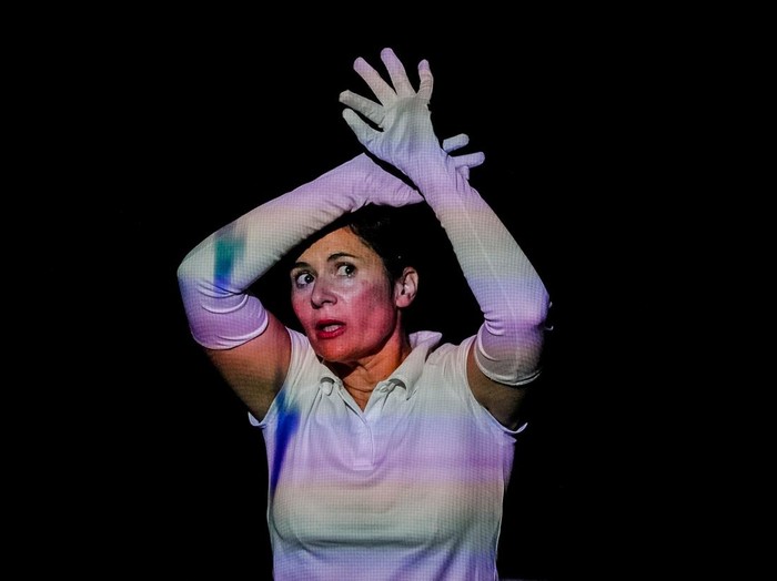 Kelompok teater asal Prancis, Compagnie Succursale 101, menghadirkan pertunjukan Petit-Bleu et Petit-Jaune di Komunitas Salihara Arts Center, Pasar Minggu, Jakarta Selatan, Kamis (15/10/2026). Pertunjukan ini memadukan seni teater dengan permainan boneka dalam sebuah kisah tentang persahabatan dan penerimaan identitas baru.