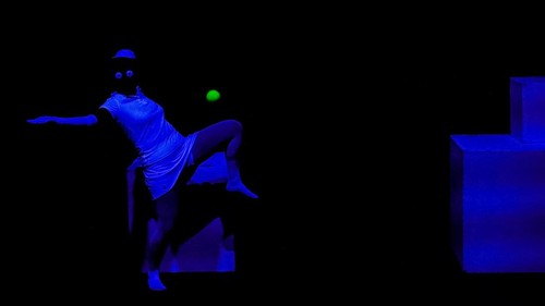 Kelompok teater asal Prancis, Compagnie Succursale 101, menghadirkan pertunjukan Petit-Bleu et Petit-Jaune di Komunitas Salihara Arts Center, Pasar Minggu, Jakarta Selatan, Kamis (15/10/2026). Pertunjukan ini memadukan seni teater dengan permainan boneka dalam sebuah kisah tentang persahabatan dan penerimaan identitas baru.