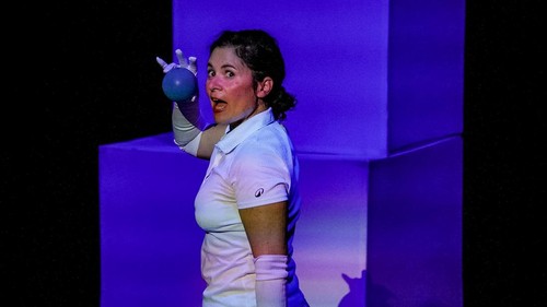 Kelompok teater asal Prancis, Compagnie Succursale 101, menghadirkan pertunjukan Petit-Bleu et Petit-Jaune di Komunitas Salihara Arts Center, Pasar Minggu, Jakarta Selatan, Kamis (15/10/2026). Pertunjukan ini memadukan seni teater dengan permainan boneka dalam sebuah kisah tentang persahabatan dan penerimaan identitas baru.