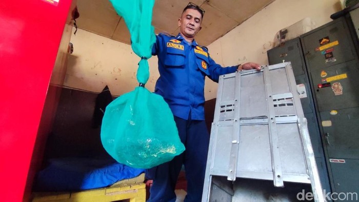 Petugas Damkar menunjukan boks penampungan sementara ular yang dievakuasi.
