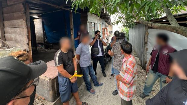 Polda Riau menggerebek sarang narkoba di pekanbaru, menangkap 9 orang dan menyita 20 paket sabu.