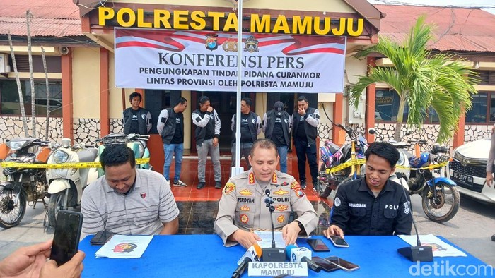 Polisi menangkap tiga pria spesialis pencurian kendaraan bermotor (curanmor) di Kabupaten Mamuju, Sulawesi Barat (Sulbar).