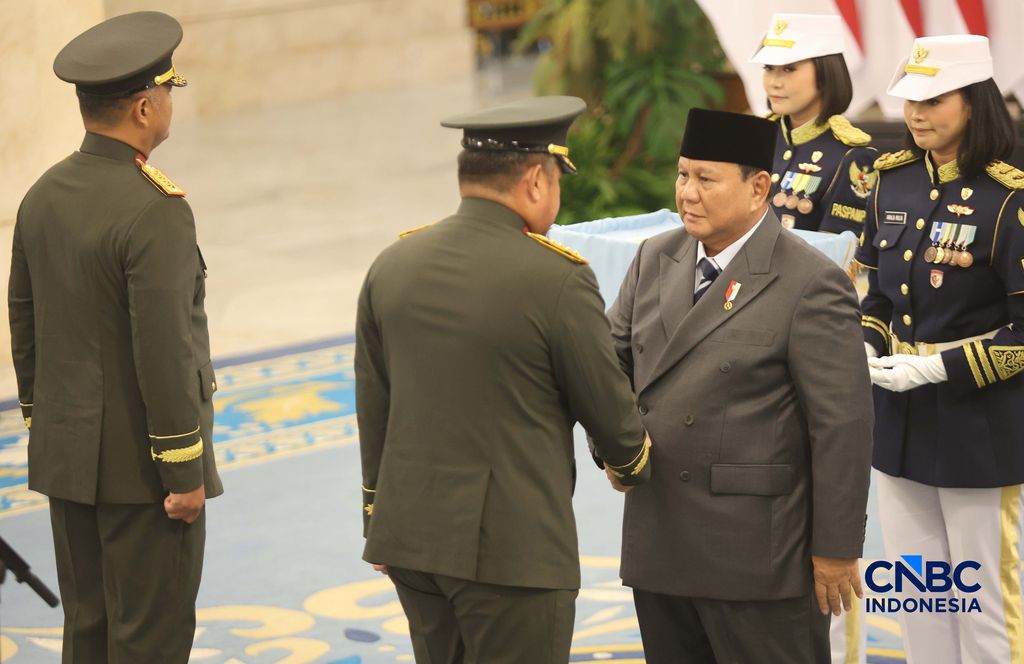 Presiden Prabowo Subianto melantik sejumlah pejabat baru di lingkungan Kabinet Merah Putih dan Tentara Nasional Indonesia (TNI) di Istana Negara, Jakarta, Kamis (15/10/2026). (CNBC Indonesia/Muhammad Sabki)