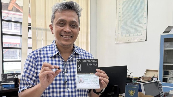 Prof. Ir. Arif Sasongko, S.T., M.T., Ph.D. dan sampel chip paspor elektronik