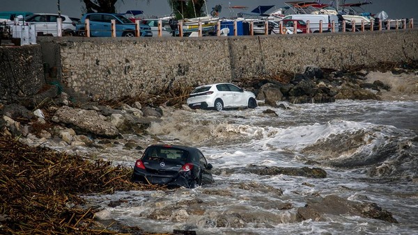 Pulau Rhodes Yunani Diterjang Badai Ekstrem, Mobil-mobil Terseret ke Laut